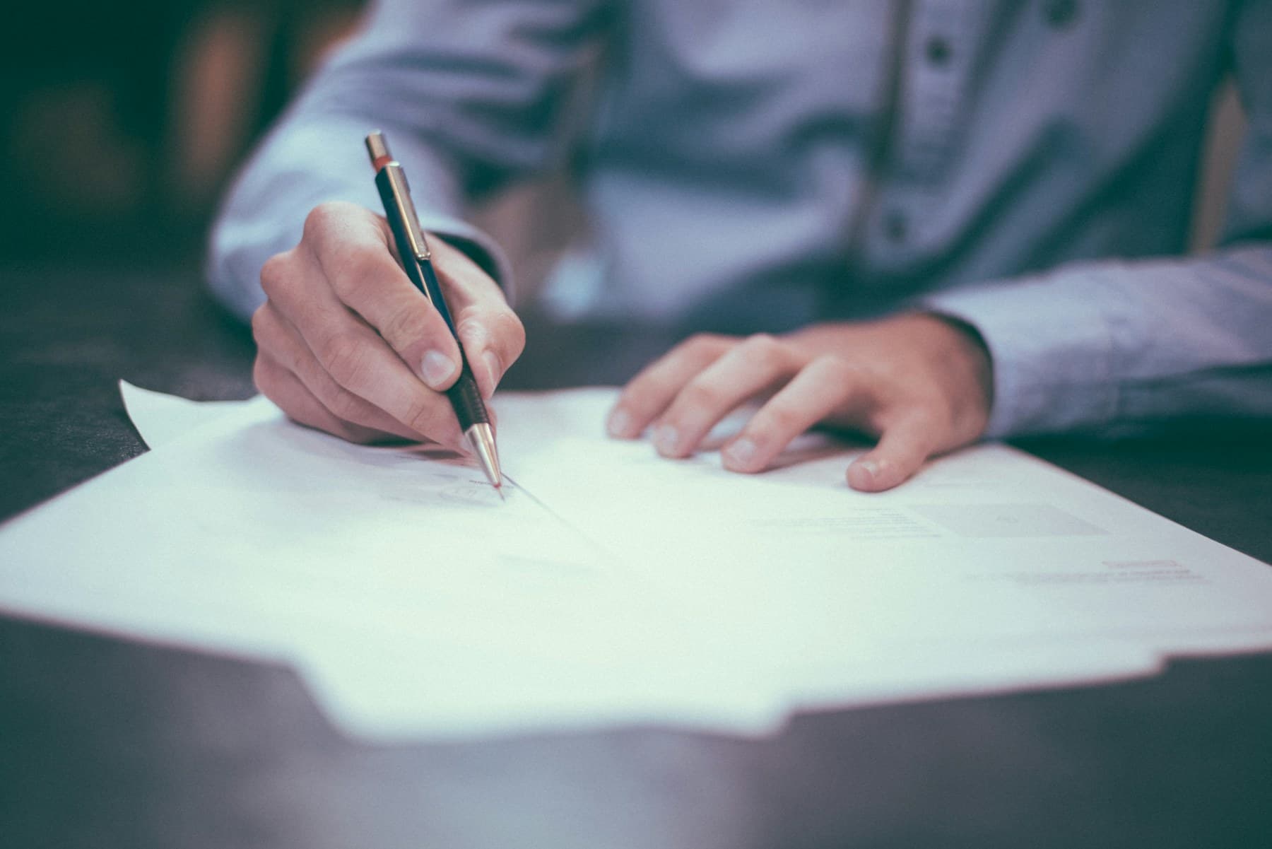 Arbeitsfläche mit Unterlagen und Notizen