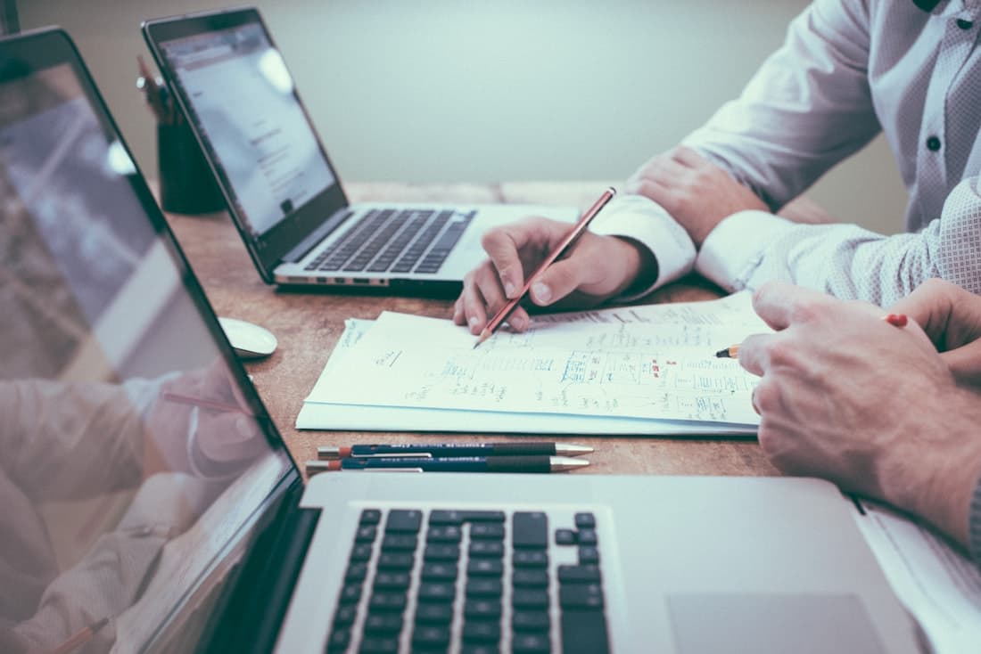 Arbeitsplatz mit Zeugnisunterlagen und Laptop